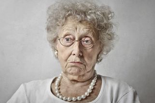 Seniorka si šla na poštu pro důchod. Pracovnice řekla, že staří mají přednost, ať ji všichni pustíme - Médium.cz